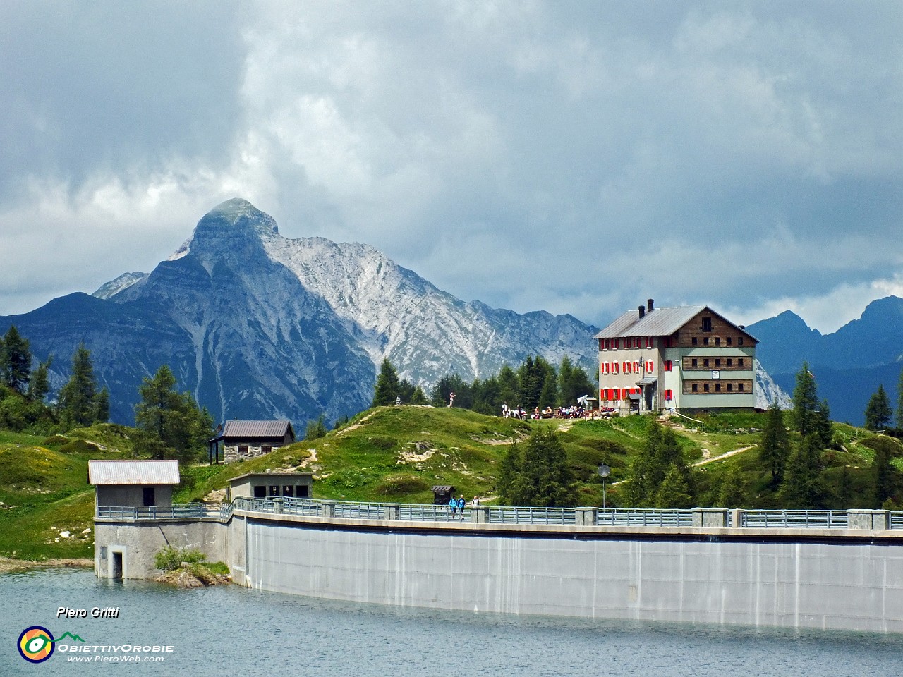 65 Diga e rif. Laghi Gemelli con Pegherolo.JPG